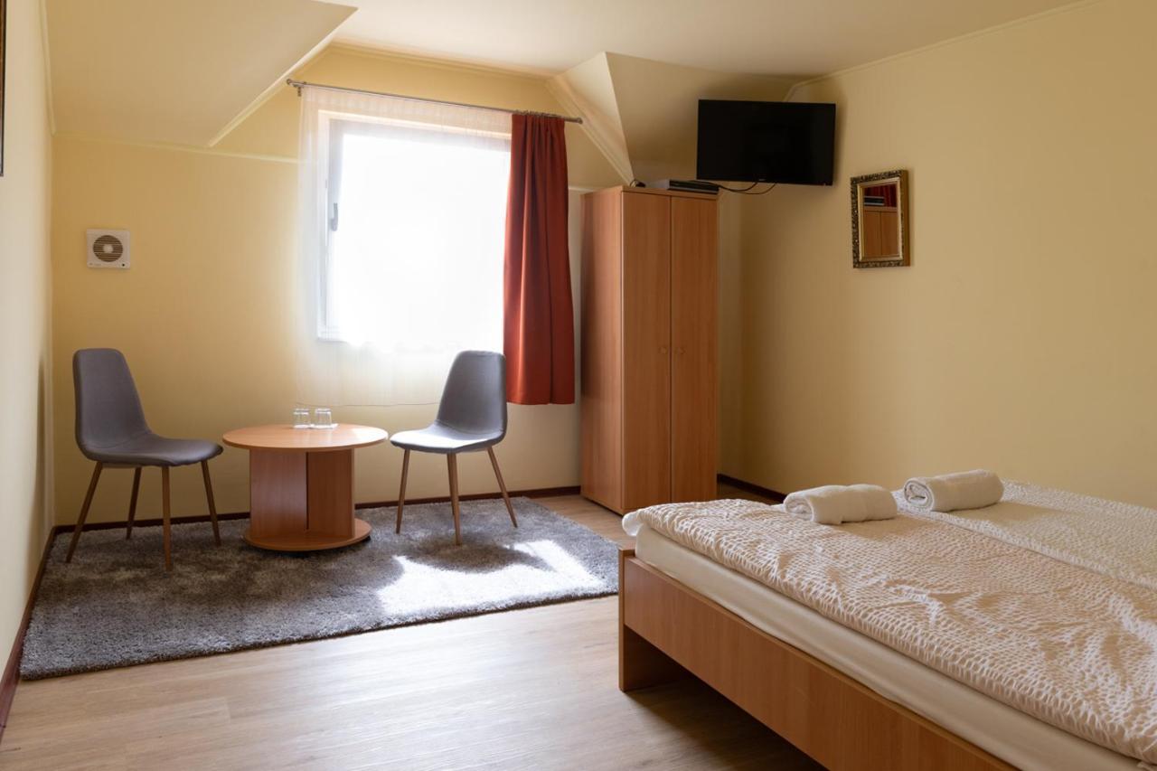 Bed and Breakfast Kiraly Lovastanya Panzio Janoshalma Exterior foto