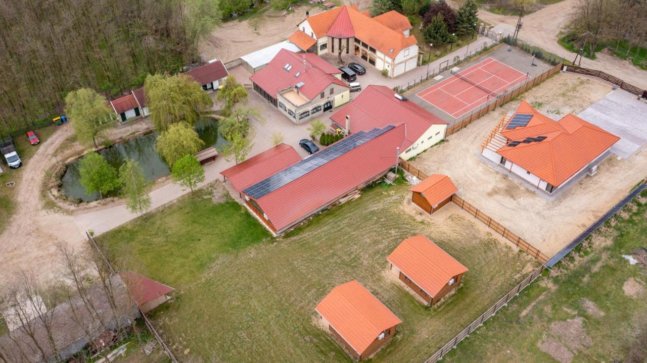 Bed and Breakfast Kiraly Lovastanya Panzio Janoshalma Exterior foto