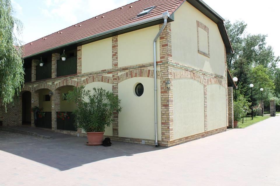 Bed and Breakfast Kiraly Lovastanya Panzio Janoshalma Exterior foto